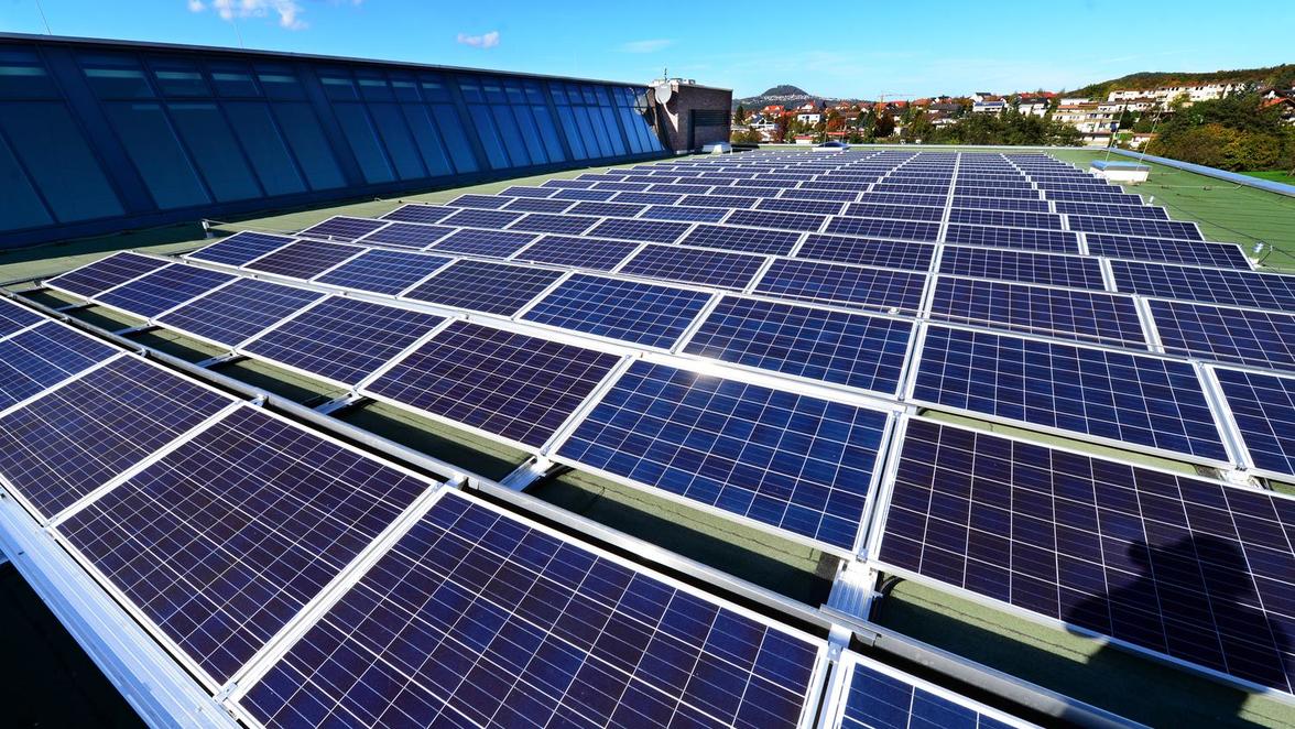 Neue Fotovoltaikanlage auf der Stauferlandhalle in Salach